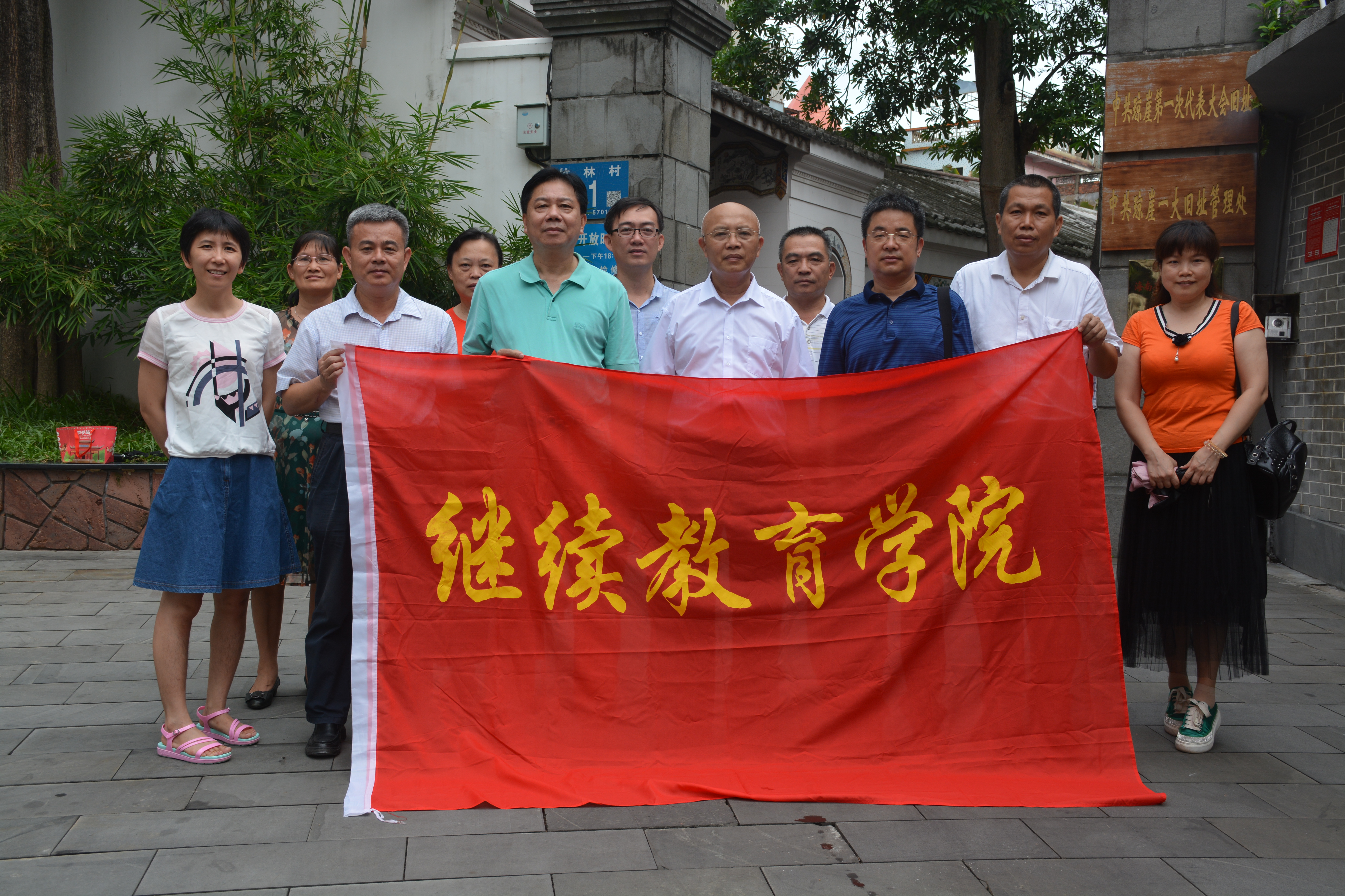 william英国中文官网开展“重温入党誓词，铭记初心使命”主题党日活动